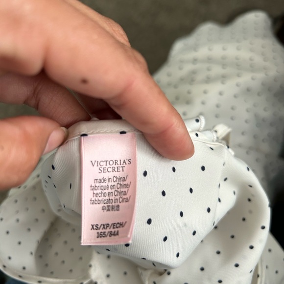 EXCELLENT CONDITION VICTORIA SECRET SATIN RUFFLE POLKA DOT CHEMISE SIZE XS - Picture 3 of 8